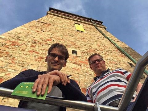 Michael Utecht (rechts, hier 2016 mit Holger Motz) vor dem Roten Turm